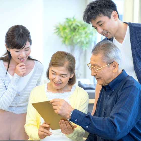 家族4人が集まって書類を見ている写真